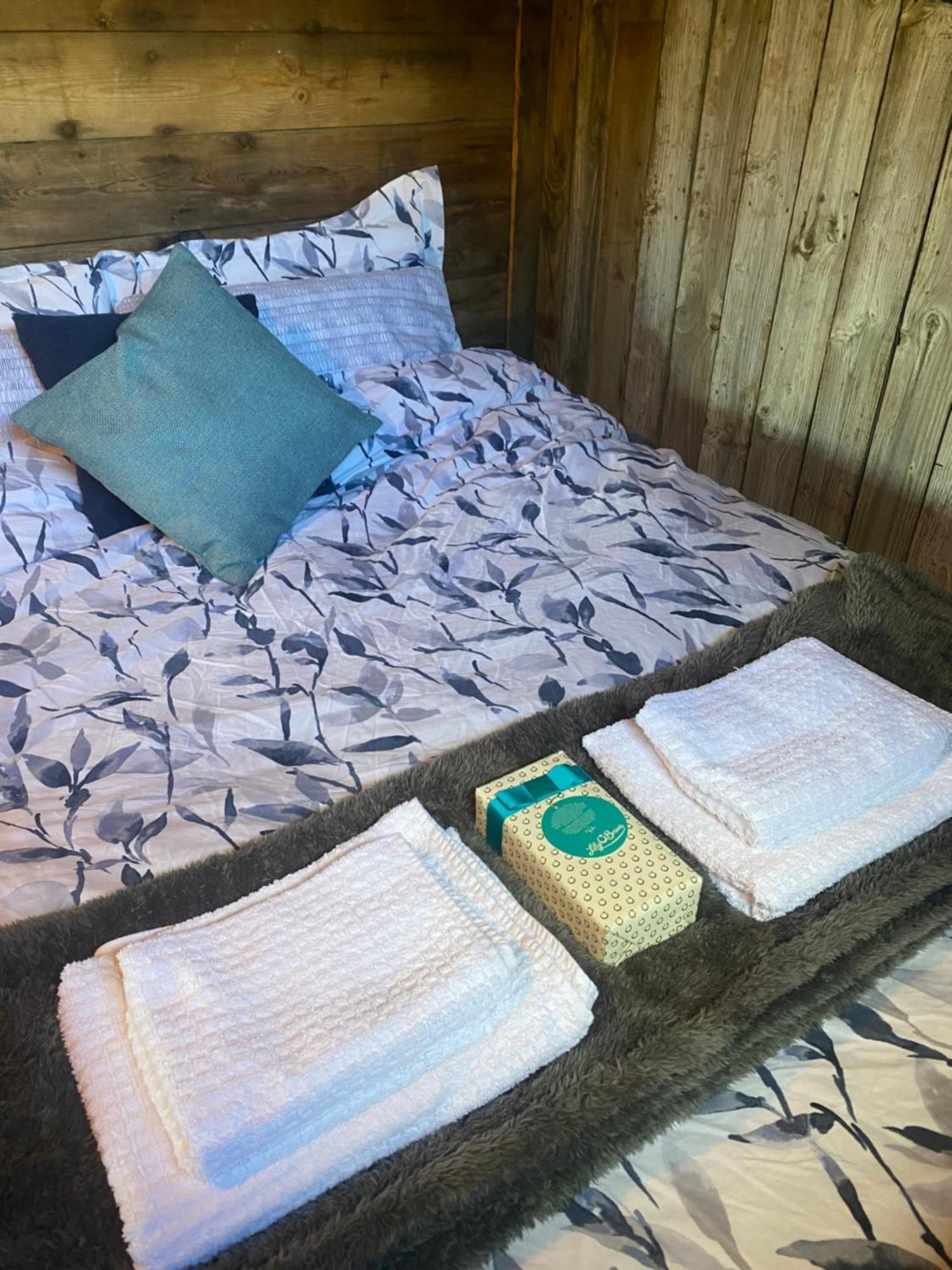 Swallowfield Glamping-Station Master Йоувил Екстериор снимка